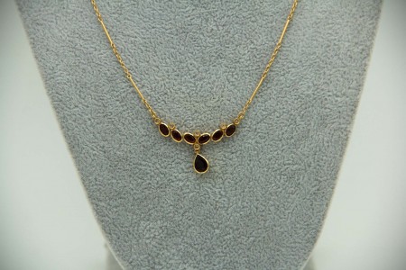 Gargantilha em ouro amarelo com granadas lapidadas e lascas de diamante