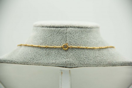 Gargantilha em ouro amarelo com diamantes (14) em talhe brilhante e safira austr