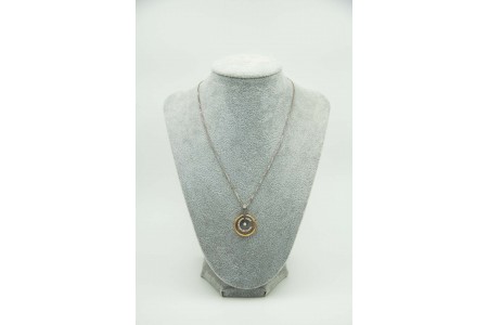 Gargantilha em ouro bicolor com diamantes (18) em talhe brilhante 8/8 e pingente