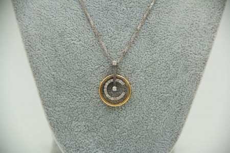 Gargantilha em ouro bicolor com diamantes (18) em talhe brilhante 8/8 e pingente