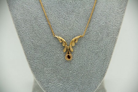 Gargantilha em ouro amarelo com diamantes (31) em talhe brilhante 8/8 e pingente