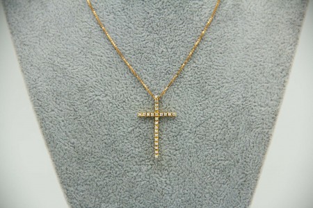 Gargantilha de ouro amarelo com pequeno crucifixo com diamantes