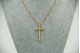Gargantilha de ouro amarelo com pequeno crucifixo com diamantes