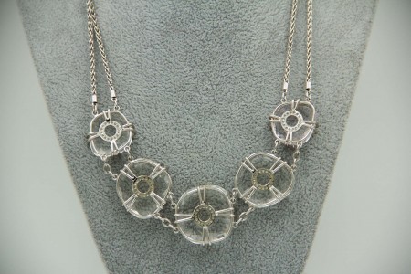 Gargantilha em ouro branco com jadeites lapidadas e diamantes (80) em talhe bril