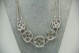 Gargantilha em ouro branco com jadeites lapidadas e diamantes (80) em talhe bril