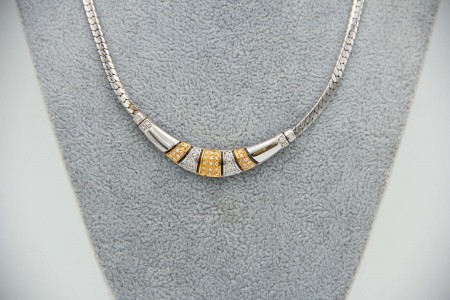 Gargantilha de ouro bicolor com diamantes pequenos
