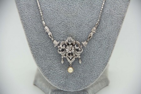 Gargantilha em ouro branco e diamantes (12) em talhe brilhante e lascas 