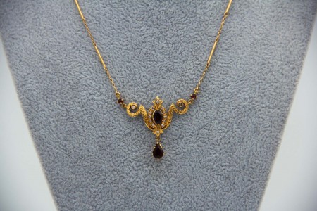  Gargantilha em ouro amarelo com diamantes (13) em talhe brilhante 8/8 e granada
