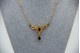  Gargantilha em ouro amarelo com diamantes (13) em talhe brilhante 8/8 e granada
