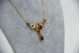  Gargantilha em ouro amarelo com diamantes (13) em talhe brilhante 8/8 e granada