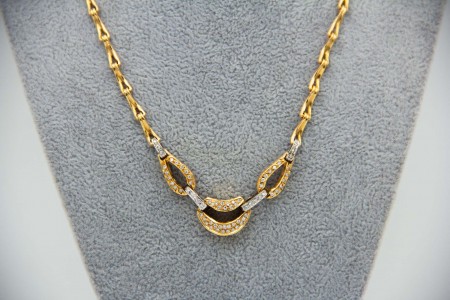 Gargantilha de ouro bicolor com elos articulados e diamantes (63) em talhe brilh