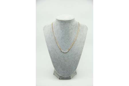 Gargantilha em ouro bicolor com diamantes (7) em talhe brilhante aplicados no ce