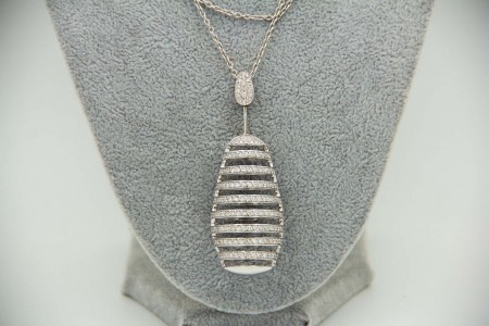 Gargantilha de ouro branco em forma de colmeia com diamantes (134) 