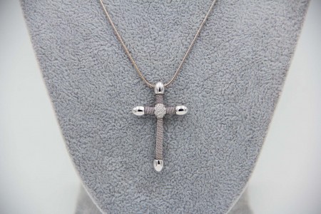 Gargantilha de ouro branco com crucifixo maleável e diamantes (30) 