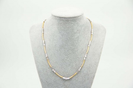 Gargantilha articulada de ouro bicolor com diamantes (8) em talhe.
