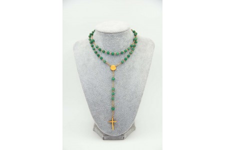 Terço com contas em jade e crucifixo em ouro amarelo, medalha incorporada alusiv