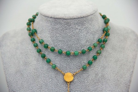 Gargantilha - Terço com contas em jade e crucifixo em ouro amarelo