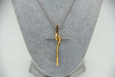 Gargantilha em ouro branco com cruz bicolor e diamantes (15) em talhe brilhante 