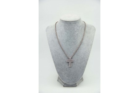 Gargantilha de ouro bicolor com crucifixo com diamantes (24) em talhe brilhante 
