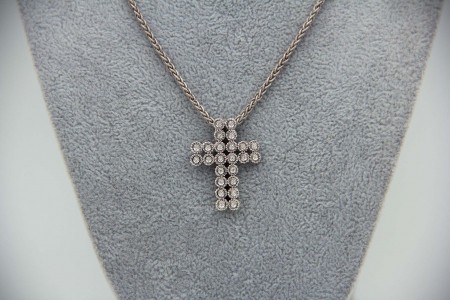 Gargantilha em ouro bicolor com crucifixo com diamantes (24) em talhe brilhante 