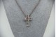 Gargantilha de ouro bicolor com crucifixo com diamantes (24) em talhe brilhante 