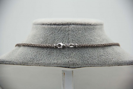 Gargantilha de ouro bicolor com crucifixo com diamantes (24) em talhe brilhante 