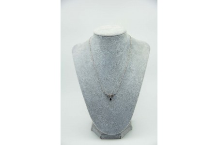  Gargantilha de ouro branco com diamantes (3) em talhe brilhante (8) e safiras