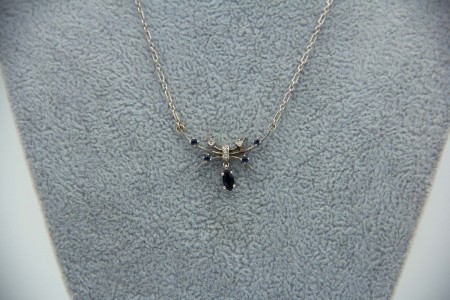  Gargantilha de ouro branco com diamantes (3) em talhe brilhante (8) e safiras