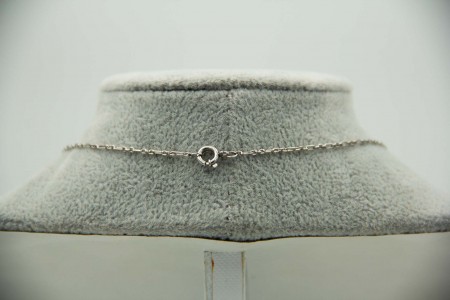  Gargantilha em ouro branco com diamantes (3) em talhe brilhante (8) e safiras