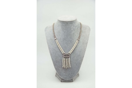 Gargantilha de ouro branco com pérolas e quatro fiadas, diamantes (14) em talhe 