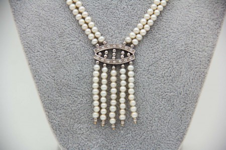 Gargantilha de ouro branco com pérolas e quatro fiadas, diamantes (14) em talhe 