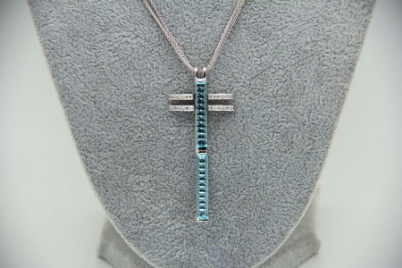 Gargantilha de ouro branco com cruz e diamantes (24) em talhe brilhante 8/8