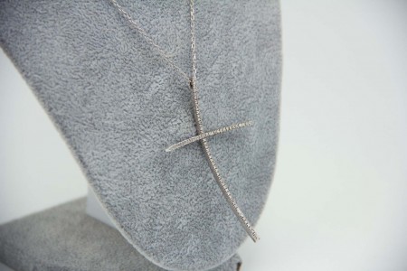 Gargantilha de ouro branco com crucifixo com diamantes (76) em talhe brilhante 