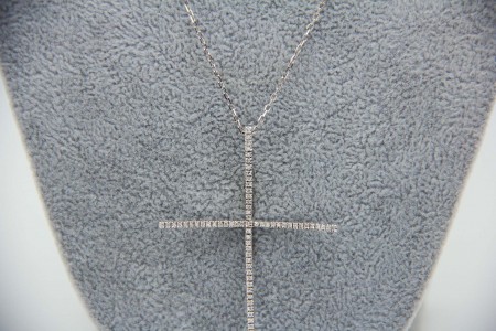 Gargantilha de ouro branco com cruz com diamantes (76) em talhe brilhante 