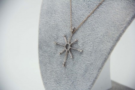  Gargantilha de ouro branco em forma de estrela com raios e diamantes (12 