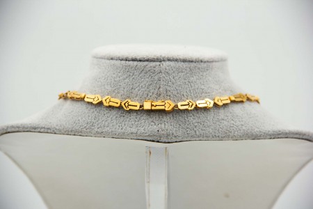 Gargantilha em ouro amarelo com diamantes (140) em talhe brilhante 8/8 e safiras