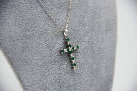 Gargantilha fina em ouro branco e cruz com diamantes (7) em talhe brilhante 