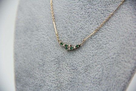Gargantilha de ouro branco com diamantes (5) em talhe brilhante 8/8 e esmeraldas