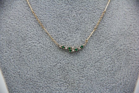 Gargantilha em ouro branco com diamantes (5) em talhe brilhante 8/8 e esmeraldas