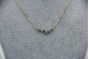 Gargantilha de ouro branco com diamantes (5) em talhe brilhante 8/8 e esmeraldas