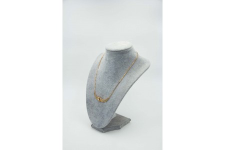 Gargantilha em ouro bicolor com diamantes (3) em talhe brilhante.