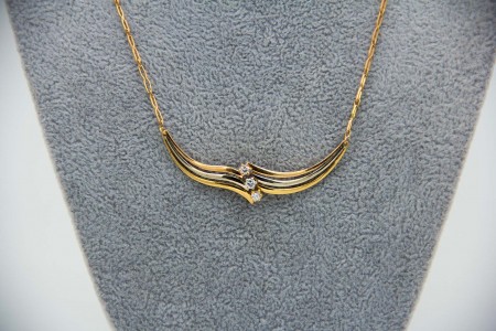 Gargantilha de ouro bicolor com diamantes (3) em talhe brilhante.