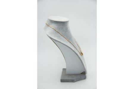 Gargantilha de ouro bicolor com diamantes (3) em talhe brilhante.