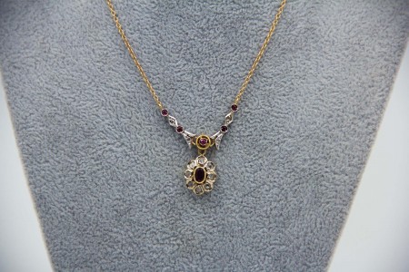 Gargantilha bicolor com ametista, granada e lascas de diamantes com pingente