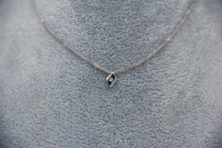 Gargantilha fina em ouro branco com pingente articulado