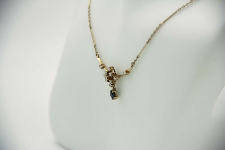 Gargantilha de ouro branco com diamantes (11) em talhe brihante e safira 