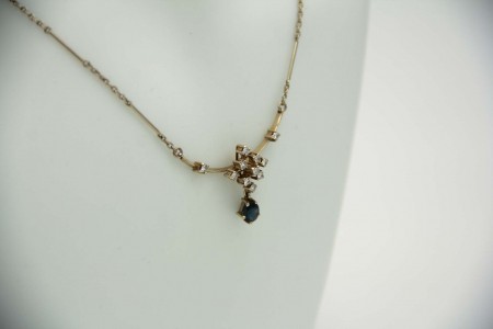 Gargantilha em ouro branco com diamantes (11) em talhe brihante e safira 