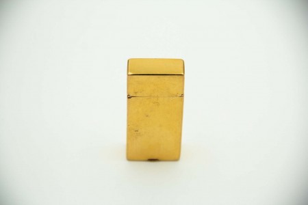 Isqueiro a gás em ouro amarelo e formato retangular