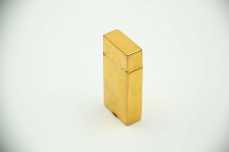 Isqueiro a gás em ouro amarelo e formato retangular