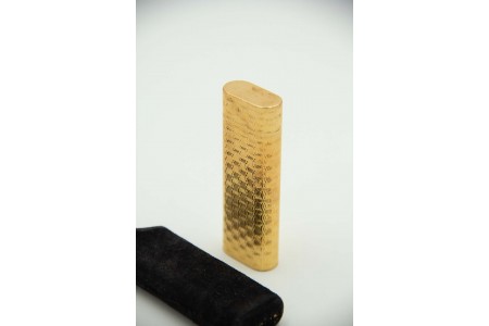 Isqueiro em ouro amarelo com motivos guilhochados simétricos e estojo de veludo